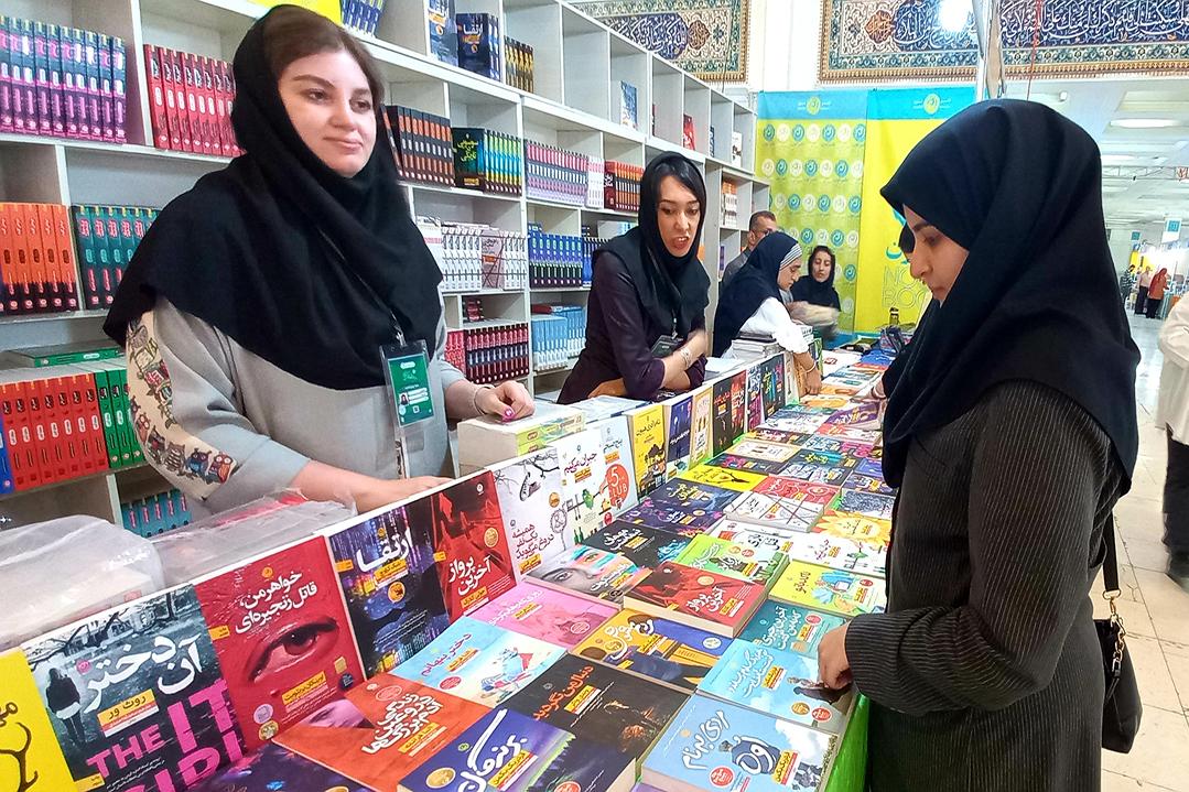 مسئولان کتابخانه دانشگاه خاتم در نمایشگاه بین‌ المللی کتاب تهران