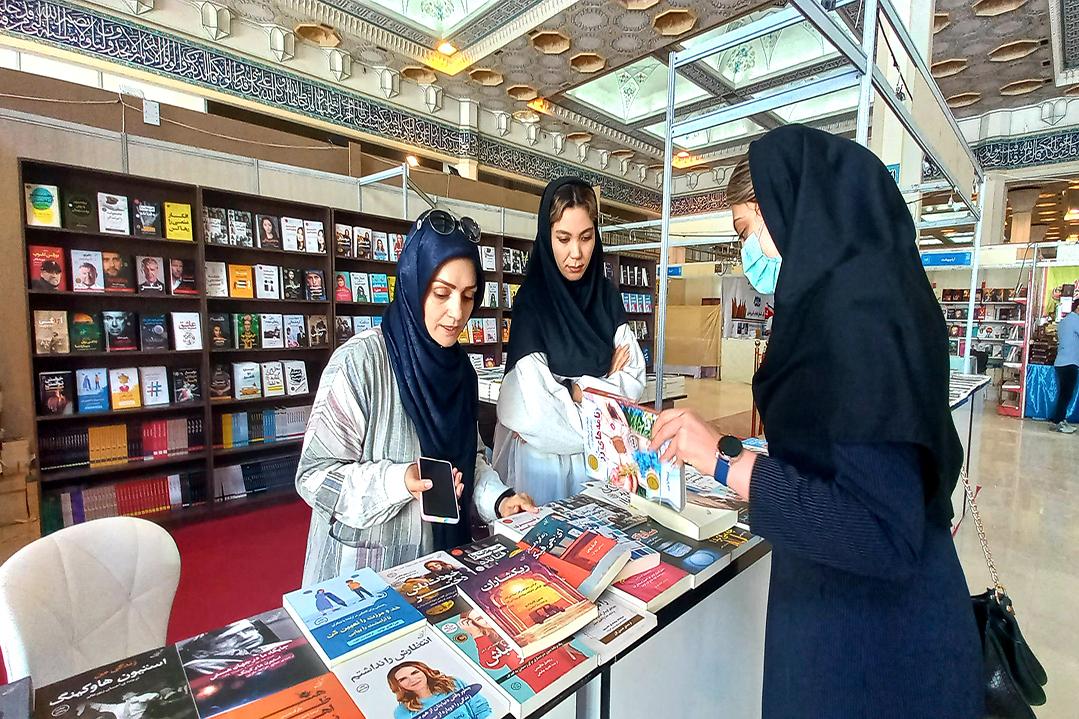 مسئولان کتابخانه دانشگاه خاتم در نمایشگاه بین‌ المللی کتاب تهران